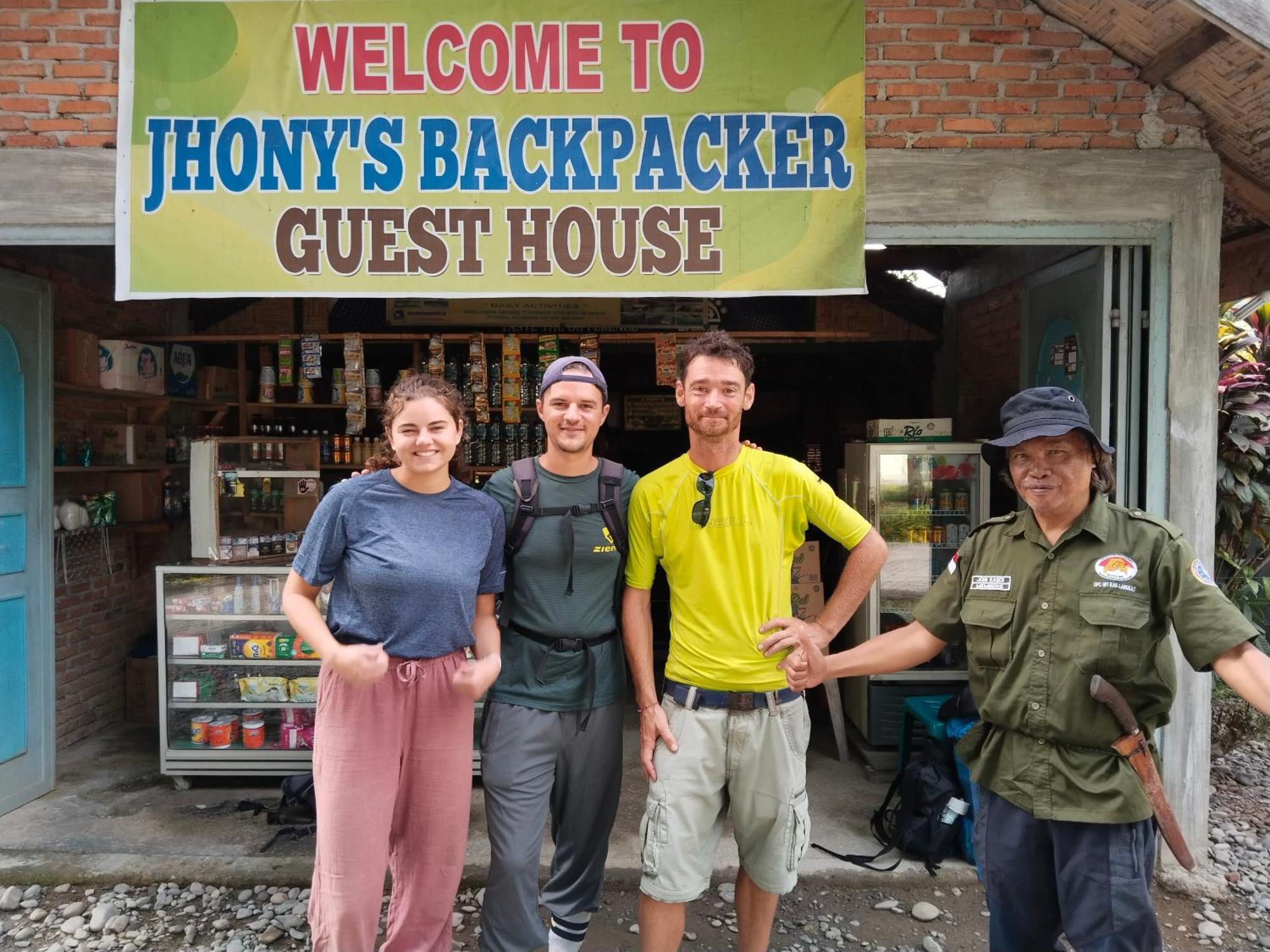 Jhony'S Backpacker-Guest House Only Stay Here Book Treking With Us 武吉拉旺 外观 照片